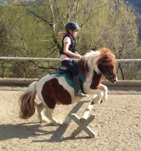 Felix und Marie beim Springen